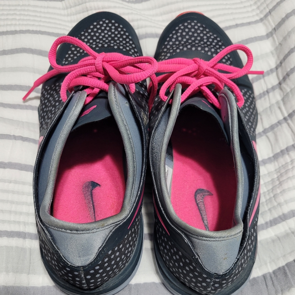 🎉HP🎉Nike DF TR3 shoes. Size 9. Dark gray/pink. - Picture 3 of 4